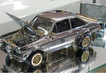 Ένα Ford Escort Mk2 κατασκευασμένο από χρυσό, διαμάντια και ασήμι