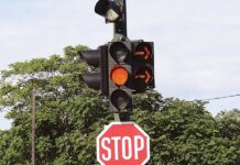 Πόσοι Έλληνες οδηγοί περνούν με κόκκινο φανάρι;