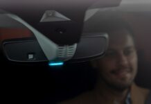 Ειδικό φως στο Opel Grandland X δηλώνει την ηλεκτρική λειτουργία του