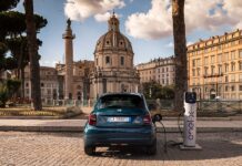 Ο πρόεδρος της Fiat δοκιμάζει το νέο ηλεκτρικό 500!