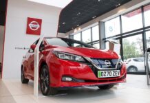 H Nissan υποδέχεται στη Βρετανία τις «πράσινες» πινακίδες κυκλοφορίας