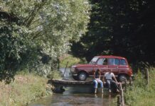 Renault 4L: Η αυτοκινητοβιομηχανία γιορτάζει τα 60α γενέθλια ενός θρύλου