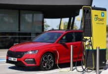 Skoda: 100.000 μπαταρίες για plug-in υβριδικά μοντέλα
