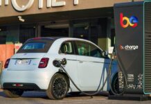 To ηλεκτρικό Fiat 500 θα «πληρώνεται» για να σταθμεύει