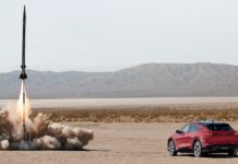 Η νέα Ford Mustang Mach-E τα βάζει με έναν πύραυλο!