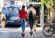 Πόσοι οδηγοί μικρών ηλεκτρικών οχημάτων πιάστηκαν να οδηγούν χωρίς κράνος;