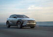 Ηλεκτρικό Toyota bZ4X με ηλιακό πάνελ στην οροφή και 10 χρόνια εγγύηση!