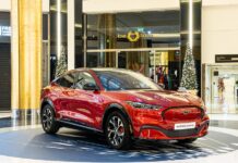 Η νέα Ford Mustang Mach-E ηλεκτρίζει το «Golden Hall»