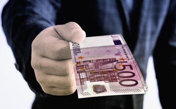 Στην Ελλάδα τα συμφέροντα των ολίγων καλά κρατούν