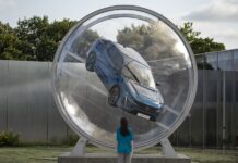 Μαγνητίζει τα βλέμματα το νέο Peugeot 408