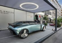 Η Lancia Pu+Ra HPE στον εξωτερικό χώρο του Cassina Store