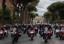 Ducatisti από όλο τον κόσμο ζεσταίνουν τους κινητήρες τους