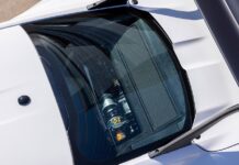 H ανάρτηση της Mustang GTD σαν σε βιτρίνα σε κοσμηματοπωλείο!