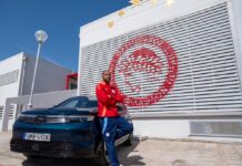 O Ayoub El Kaabi επιλέγει και οδηγεί το νέο Opel Grandland