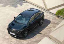 Ένα Nissan Ariya φορτίζει από ηλιακά πάνελ!