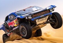 Το Ford Raptor T1+ «ζωγραφίζει» στους αμμόλοφους του Dakar Rally