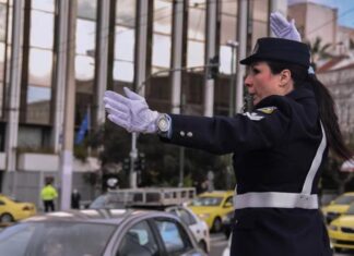 Τι γίνεται όταν υπάρχει τροχονόμος και κάμερα; Θα βεβαιωθεί παράβαση για κόκκινο;