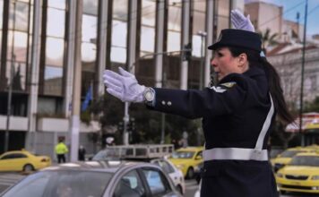 Τι γίνεται όταν υπάρχει τροχονόμος και κάμερα; Θα βεβαιωθεί παράβαση για κόκκινο;