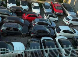 Σε ποια περιοχή κατάστημα πωλούσε κλεμμένα αυτοκίνητα με παραποιημένα στοιχεία;