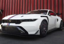 O Carlos Sainz Sr. πίσω από το τιμόνι της Mustang GTD με 826 ίππους