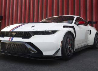 O Carlos Sainz Sr. πίσω από το τιμόνι της Mustang GTD με 826 ίππους
