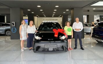 Ο Όμιλος Σφακιανάκη παρέδωσε το BYD Dolphin Surf στη νικήτρια της ΕΛΕΠΑΠ