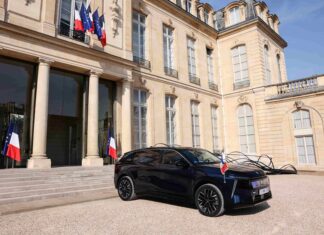 Μια DS 21 Pallas δίπλα στη DS N°7 Elysee