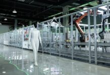 Το ρομπότ IRON της XPENG βγαίνει αυτόνομα από τη γραμμή παραγωγής