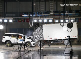 Εντυπωσιακό crash test του Chery Tiggo 7 μπροστά στα μάτια του κοινού