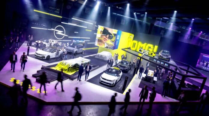 opel-stx-concept-kai-omg-gse-i-opel-ferni-ton-dinamismo-ton-germanikon-autobahn-sto-saloni-autokinitou-tou-parisiou